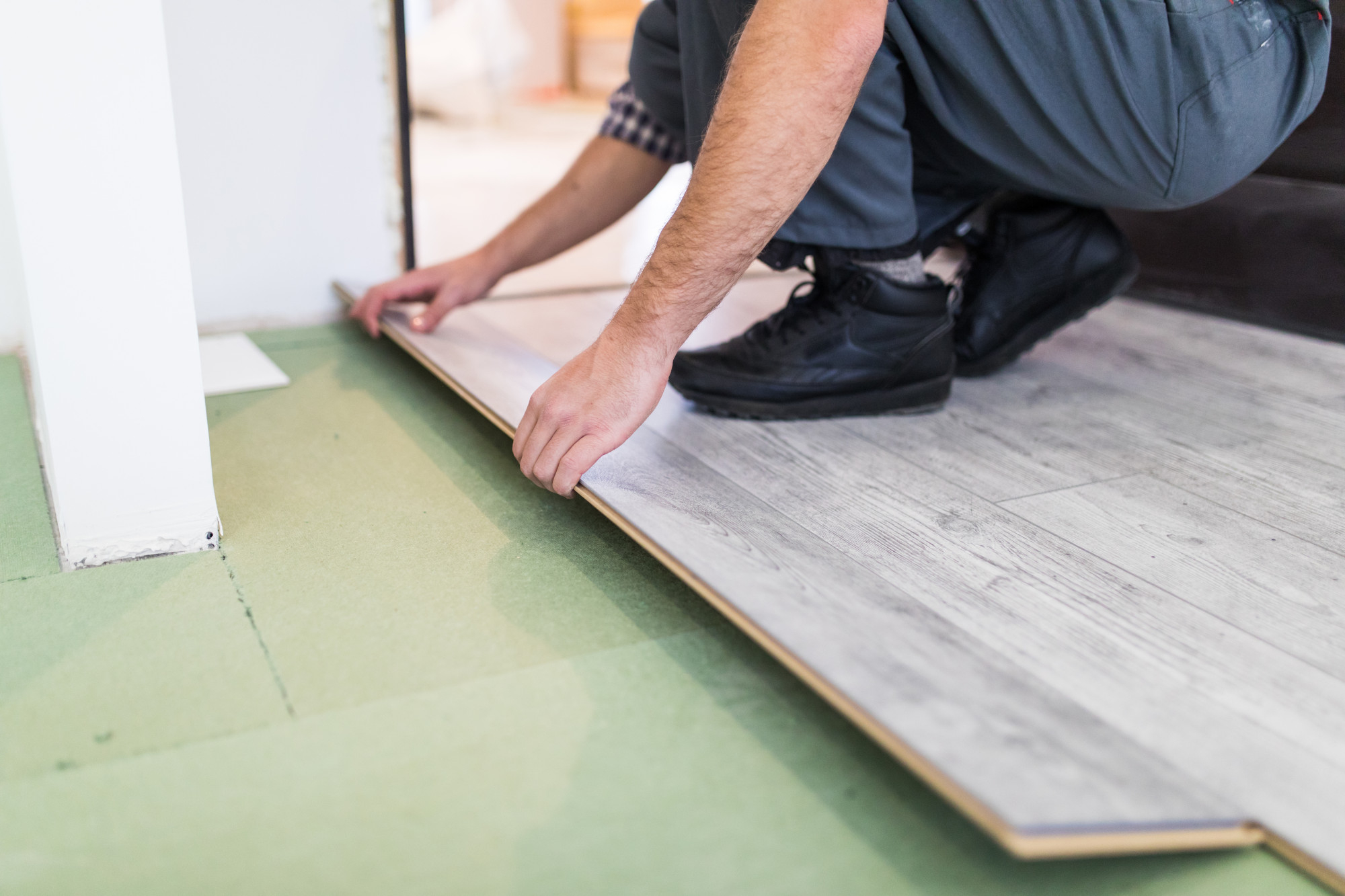 pose d'une latte de parquet flottant